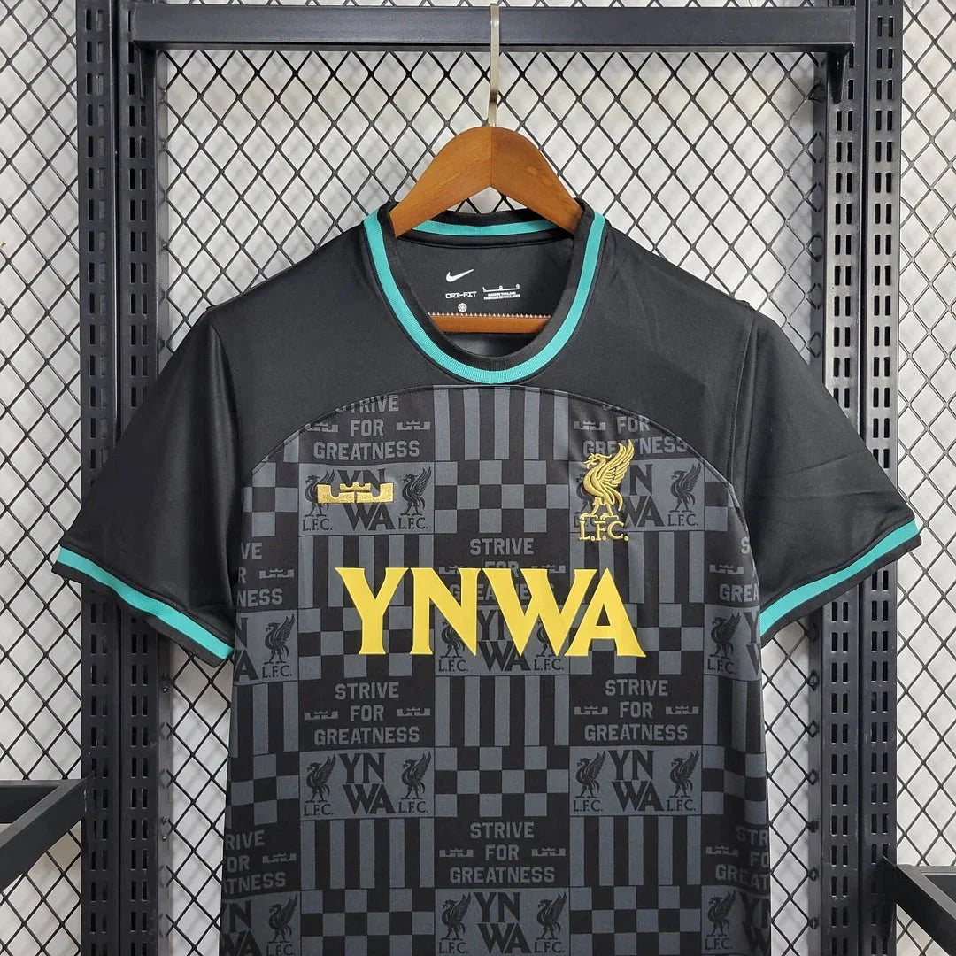Maillot spécial Liverpool × LeBron 2024