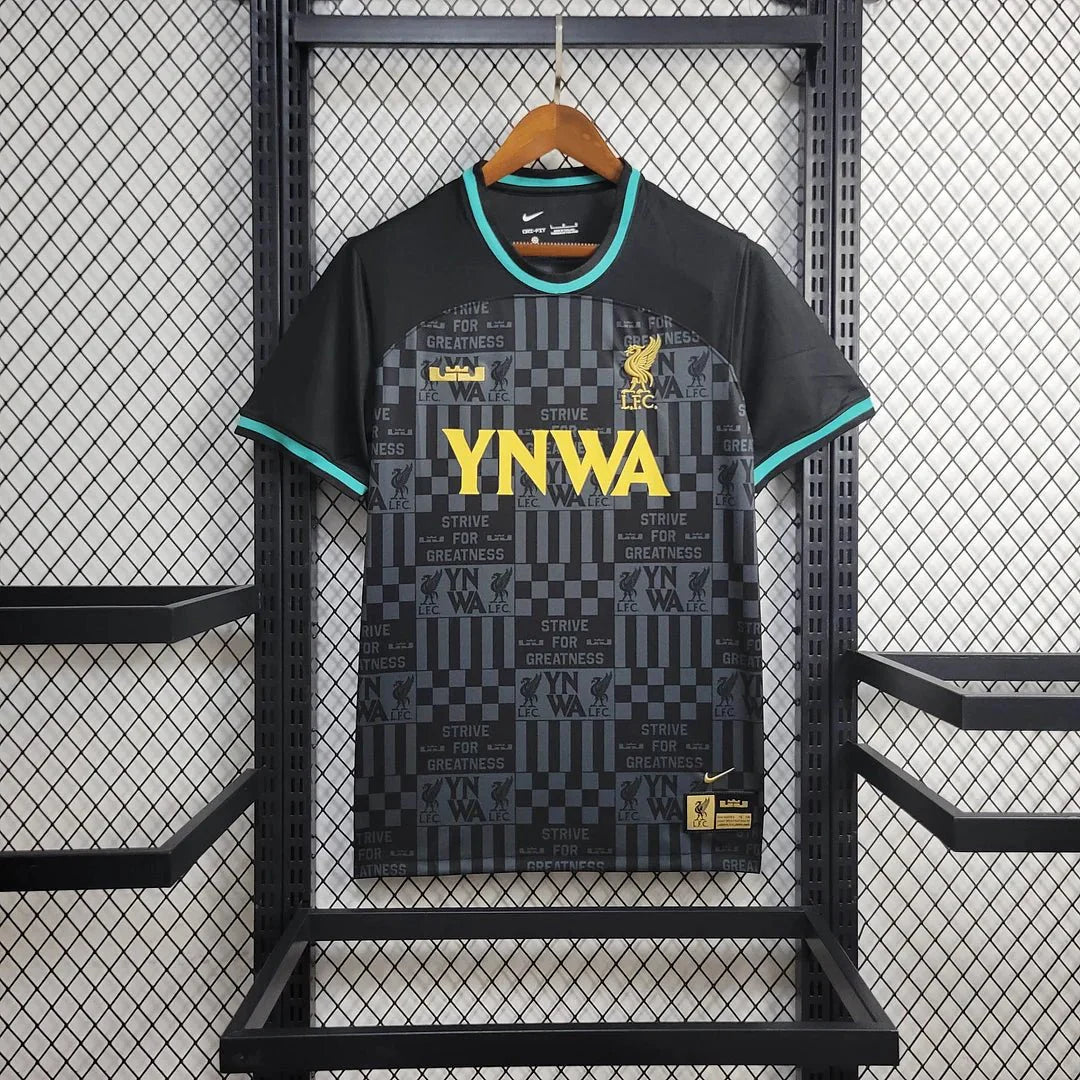 Maillot spécial Liverpool × LeBron 2024